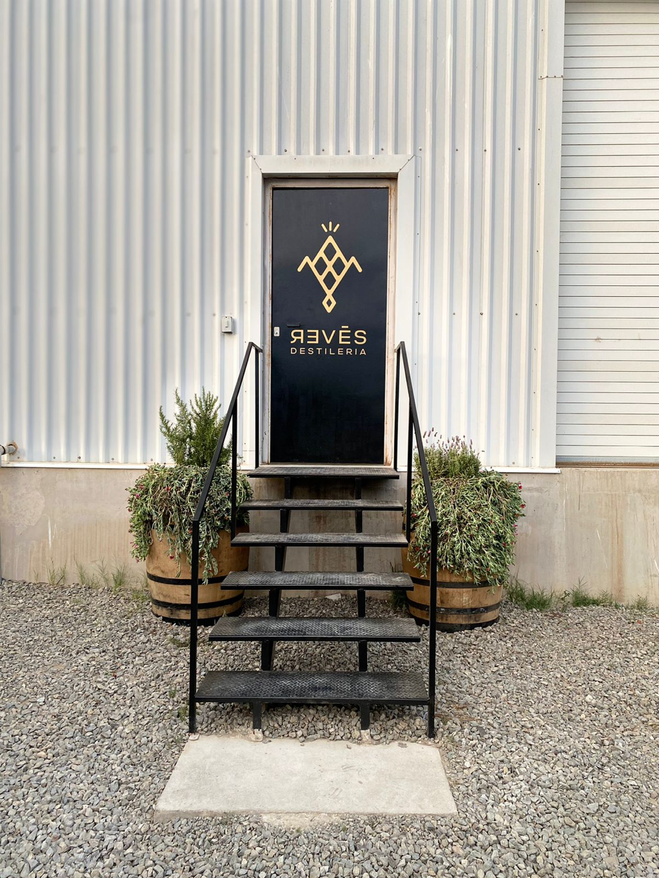 Entrada al Tasting Room de Destilería Revés en El Sauzal